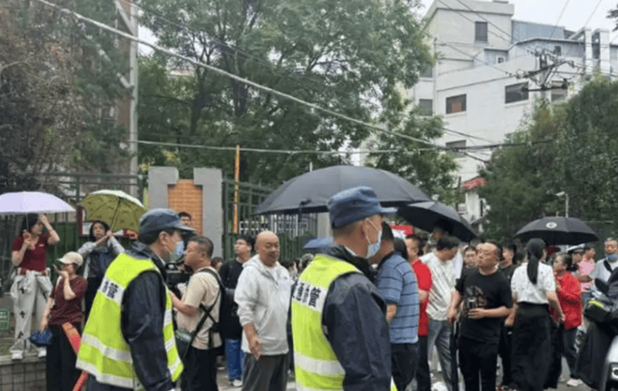 ALT標籤:警方在街道維持秩序,眾多市民排隊.