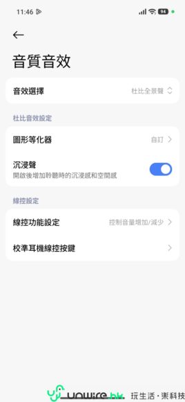 ALT標籤：科技展覽中的智能手機展示與互動.