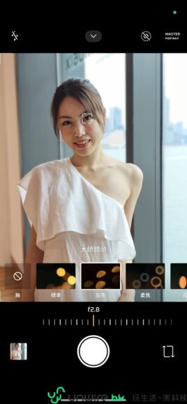 時尚女性在窗邊拍照,背景為城市天際線,展.