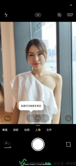 時尚女性在室內窗邊拍照，穿著白色上衣，背.