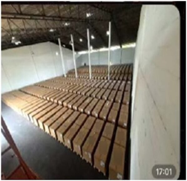 疑似走私伺服器藏於木箱內.