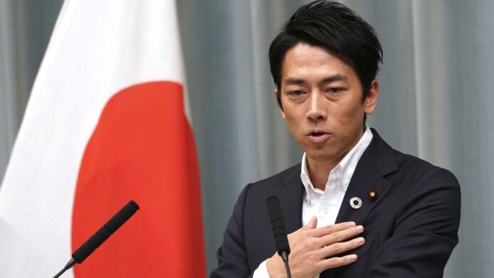 日本防衛大臣在記者會上發表聲明.