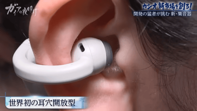 耳機插入耳朵的特寫圖.