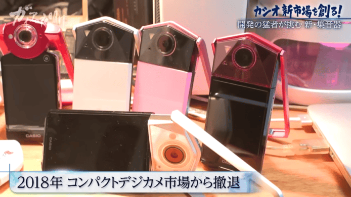 迷你數碼相機擺放在桌面上,展示多款不同顏.