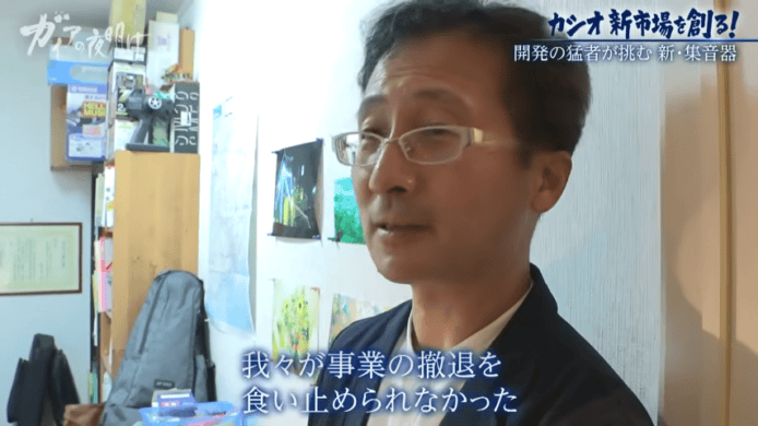 創新科技展覽的專業人士講解最新科技產品.