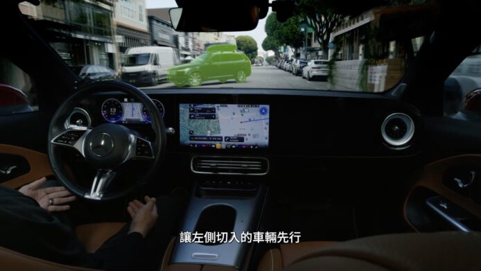 電動車內部導航屏幕與駕駛員.