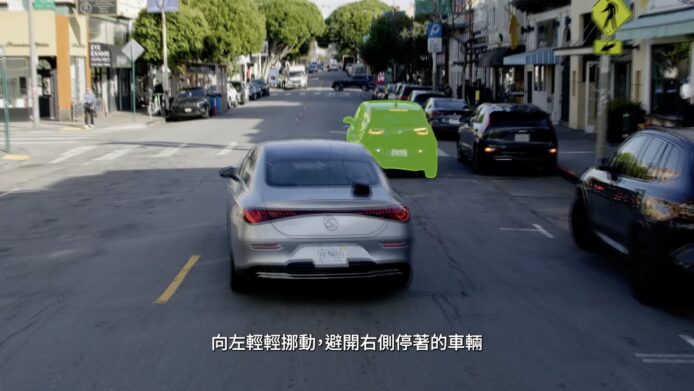 街道上有多輛汽車行駛,背景為繁忙的市區街.