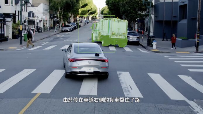 貨車阻擋馬路的街道場景.