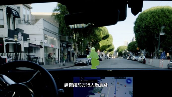 香港街道行人和車輛景觀,展示繁忙的城市交.