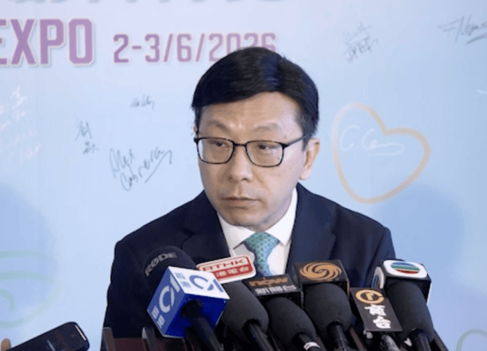 科技會議發言人接受媒體訪問,背景展示會議.