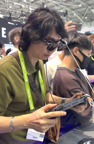 創新科技展覽中的女性用戶體驗最新智能裝置.