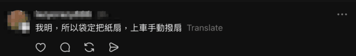 充電器插頭與手機連接,展示快速充電技術。.
