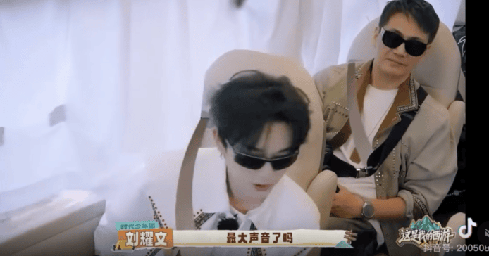 創新科技展覽中的兩位年輕男子佩戴太陽眼鏡.