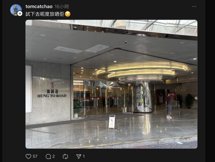 商場入口大廳，玻璃門和指示牌.