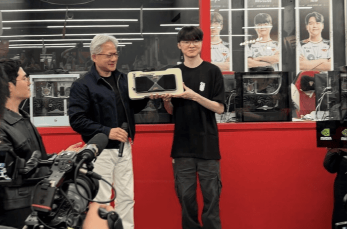 ALT標籤:兩位男士展示創新科技產品,背景為.