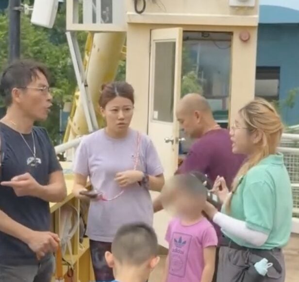 家長與工作人員討論海盜船拒登原因.