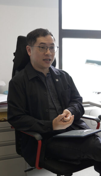 長者使用手機,專注於屏幕.