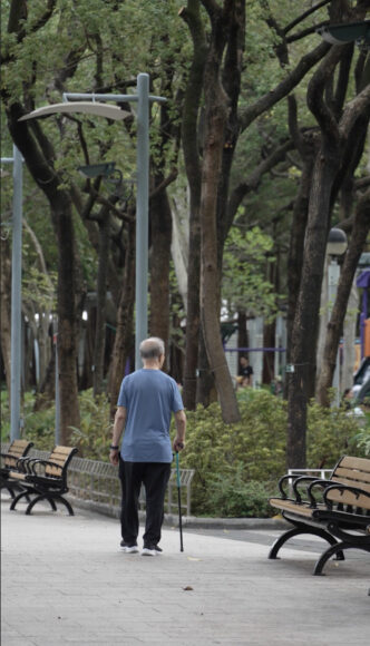 長者用拐杖獨行公園散步.