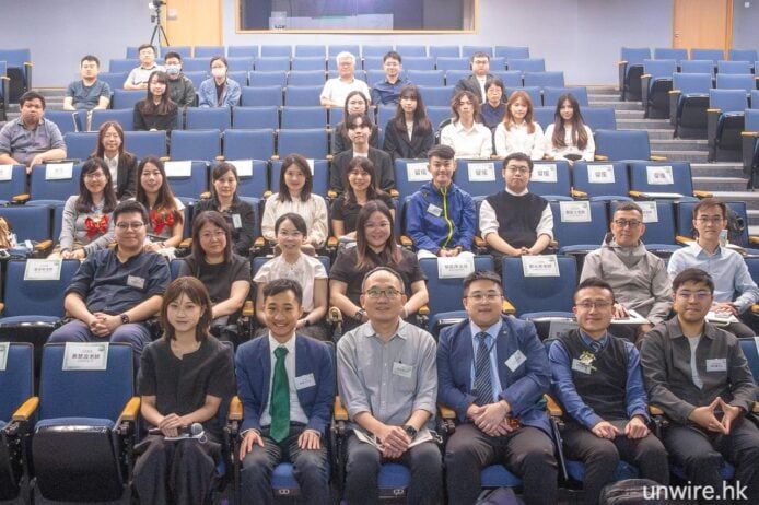多元學生與教師在會議廳合照.