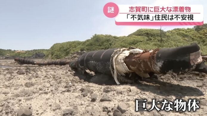 漂浮在能登半島的疑似疏浚軟管.