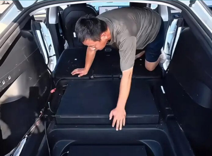 車內改裝電池,展示電池安裝過程.