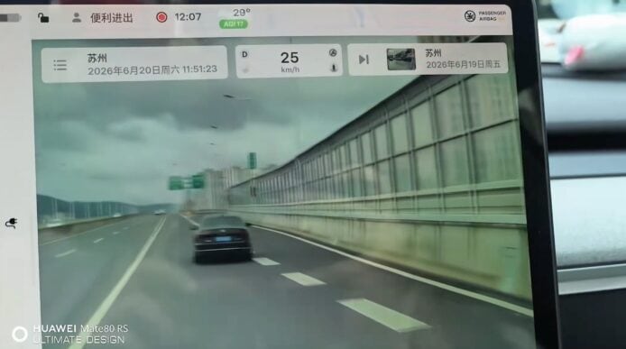 特斯拉車輛在高速公路急剎車避開障礙.