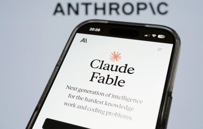 智能手機顯示AI助手Claude Fable界面.