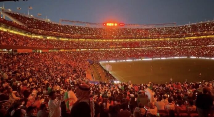 Levi's Stadium 看台燈光閃爍盛大場面.