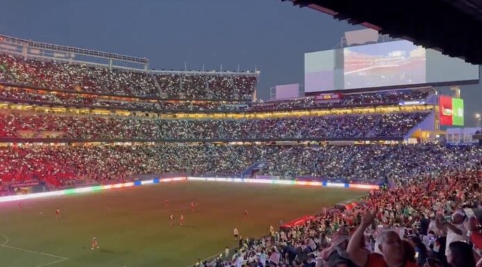 球迷手機閃爍照亮 Levi's Stadium.
