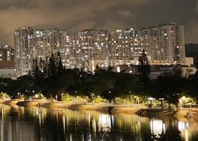 夜晚城市天際線與河流倒影.