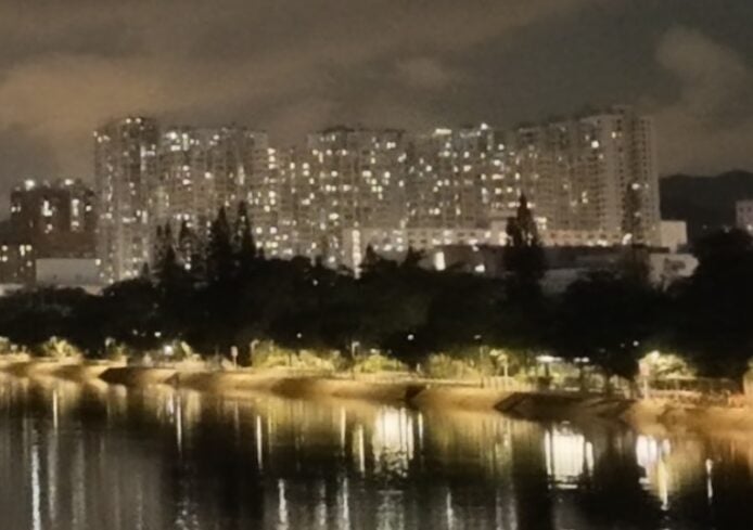 夜晚城市天際線與河流倒影.