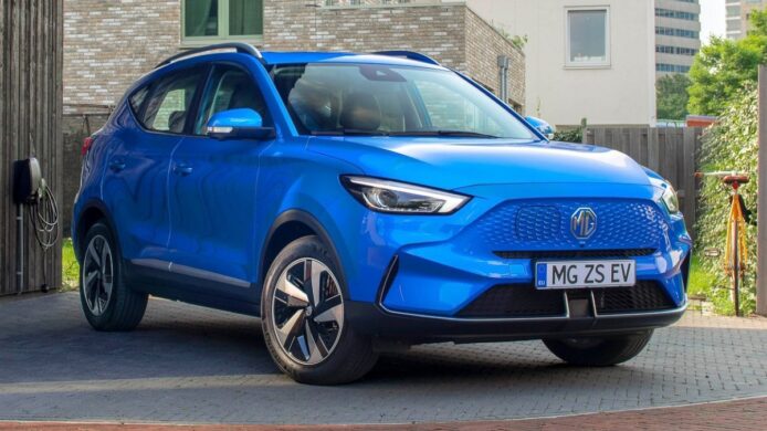 藍色MG ZS EV電動車停在街道上.