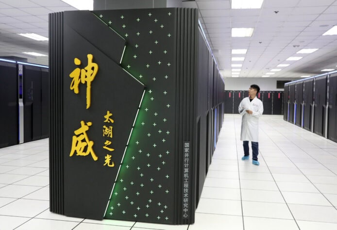 超算中心內部，工程師檢查伺服器.