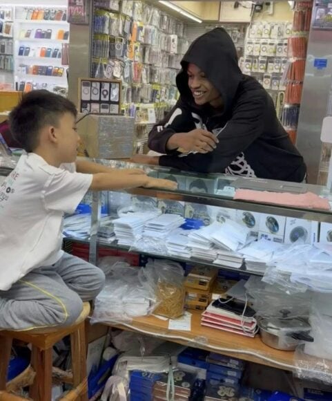 小孩與翻譯官在店內交流.