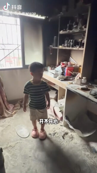 男童在房內玩火,旁邊有多個物品.
