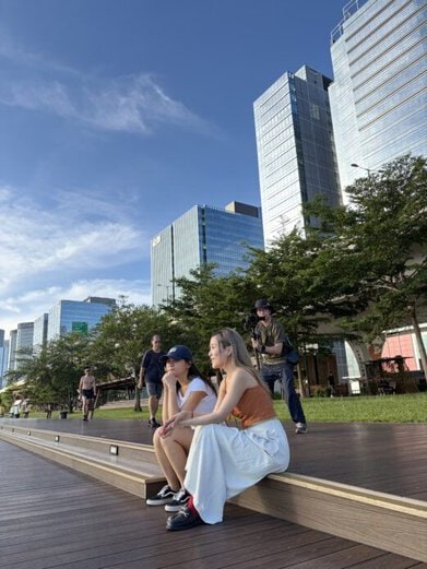 城市天際線與年輕人在戶外休憩的景象.