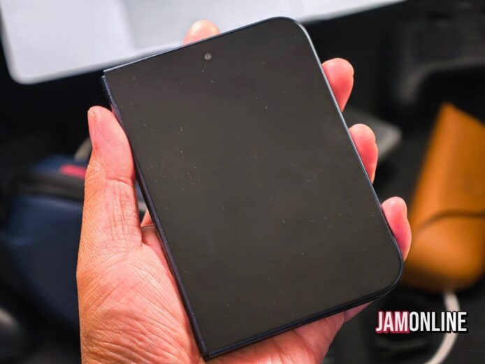 摺疊iPhone模擬圖，展開後近似iPad mini比例.