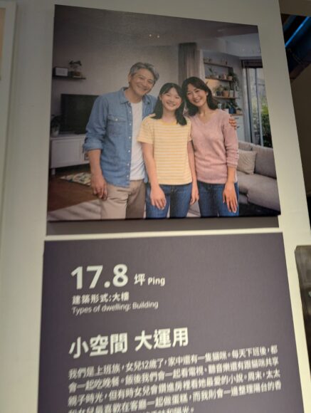 家庭成員在客廳微笑合照,展現溫馨家庭氛圍.