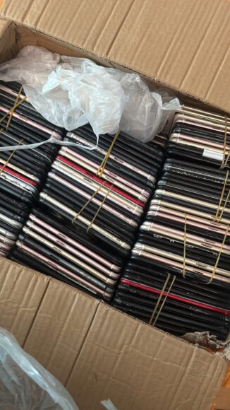 手機平板電腦批發包裝箱，整齊堆放於紙箱內.