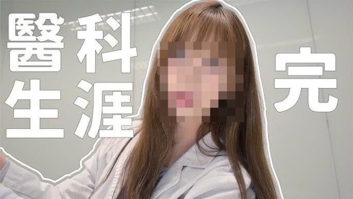 醫學生涯結束,醫科畢業生穿著白袍站在醫院.