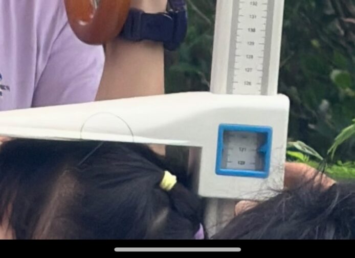 女兒身高測量,身高接近130厘米.
