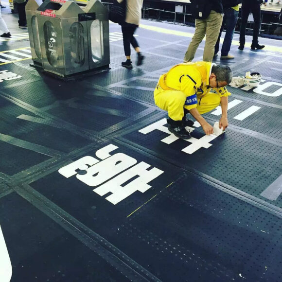 新宿車站夜班保安用封箱膠帶創出修悅體.