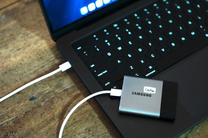 外接硬碟連接筆記本電腦.