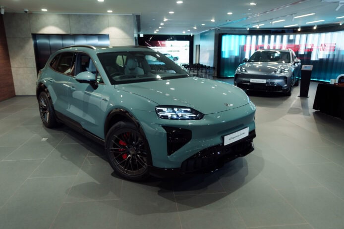 Porsche Cayenne Electric在展廳內展示.