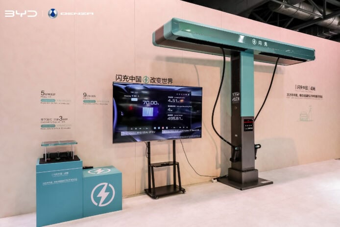 比亞迪閃充站展示快速充電設備.