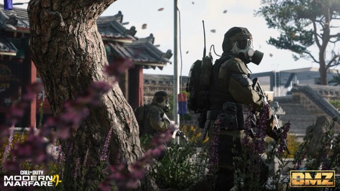戰術士兵穿著防護裝備在戶外進行戰術訓練.