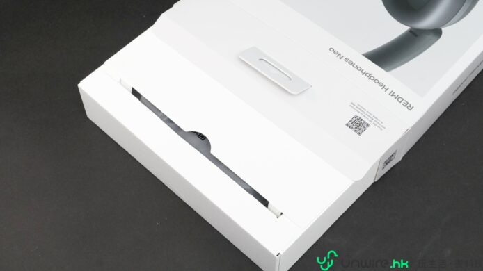 耳機包裝盒特寫,展示高端耳機設計與品牌標.