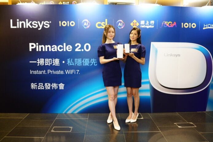 兩位女性展示 Linksys Pinnacle 2.0 產品.