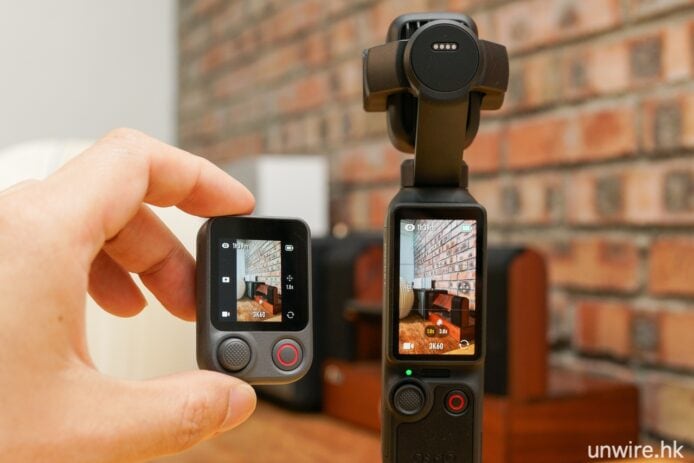 手持DJI Pocket 4P拍攝室內場景.