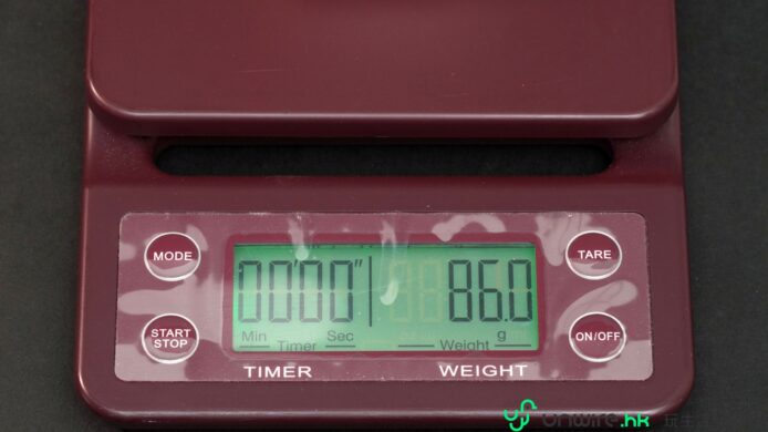 電子秤測量數據顯示86.0克.